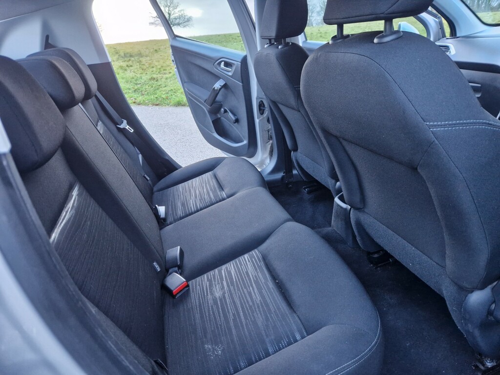 Peugeot e-208 E-hdi Allure Black #16