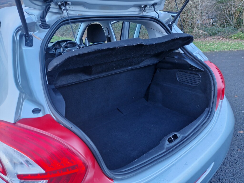 Peugeot e-208 E-hdi Allure Black #15