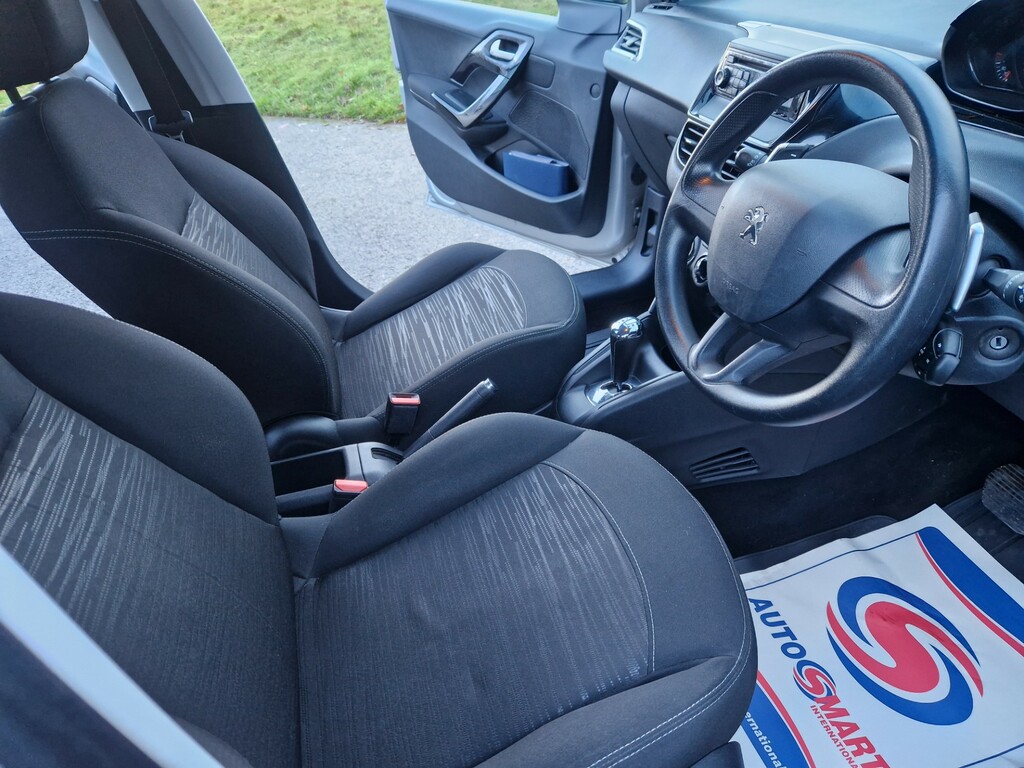 Peugeot e-208 E-hdi Allure Black #17