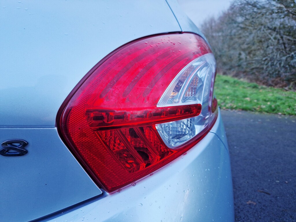 Peugeot e-208 E-hdi Allure Black #11