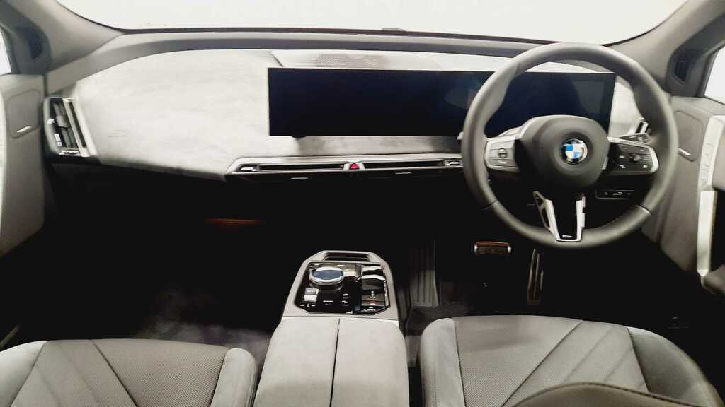 BMW iX 300Kw Xdrive45 M Sport 101Kwh 2025 YP75KNO White #4