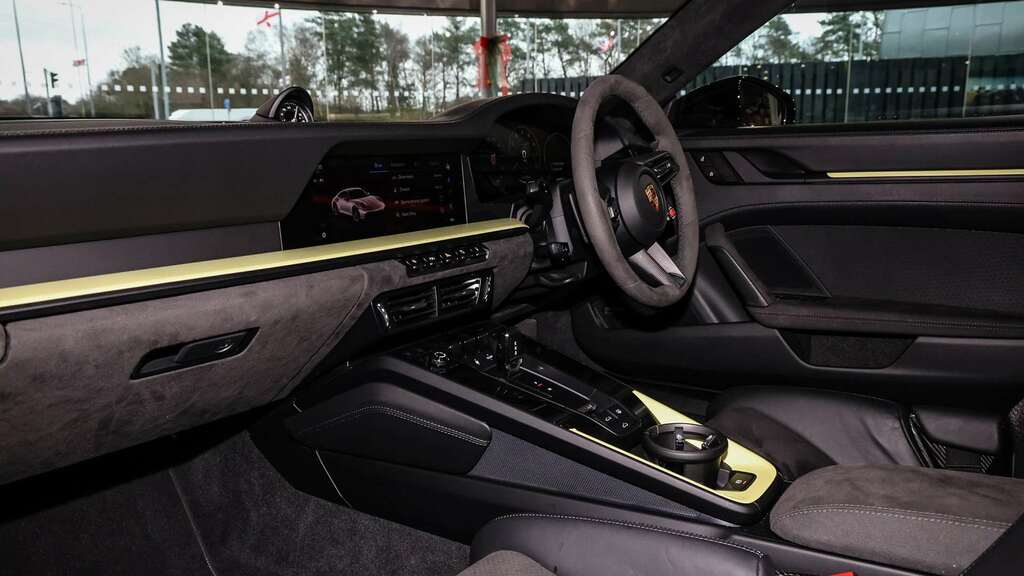 Porsche 911 Carrera 4 Gts Hev S-a 2025 PJ25OEX Yellow #5