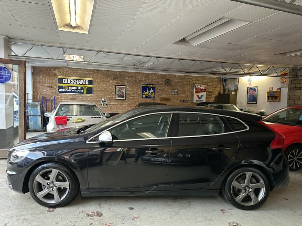 Volvo V40 1.6 D2 R-design Black #3