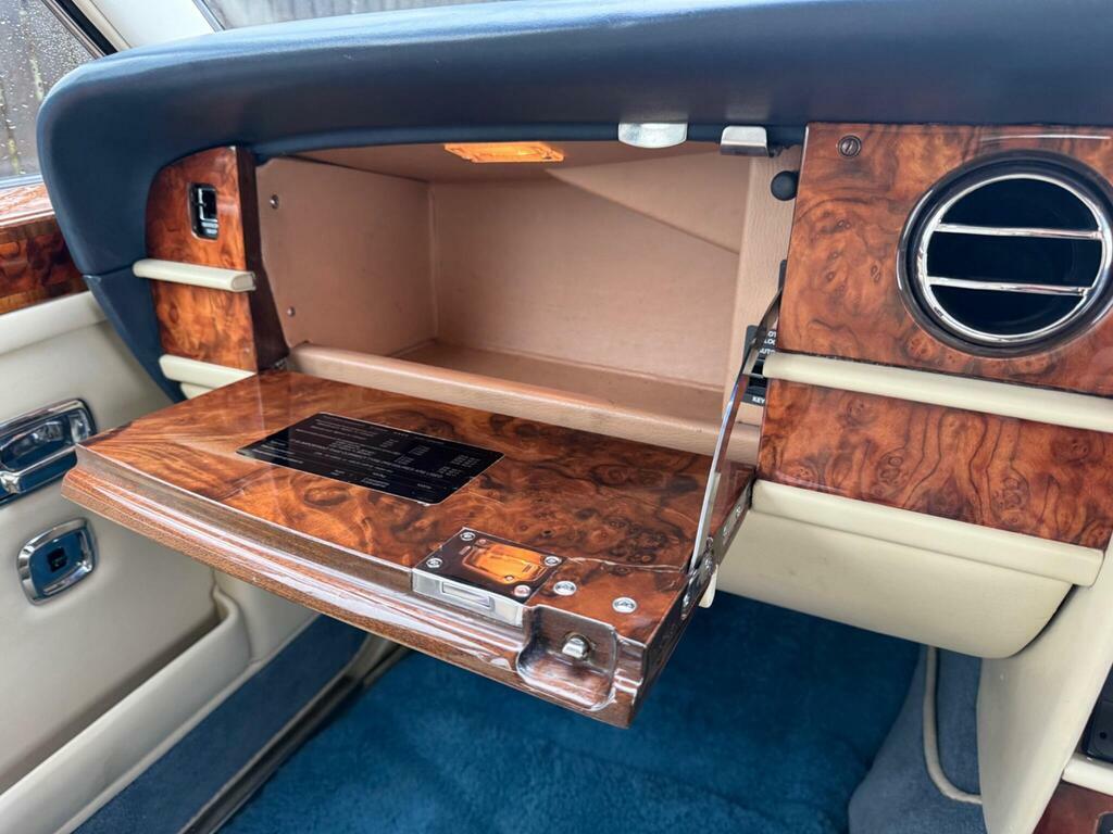 Rolls-Royce Silver Spirit Saloon Red #31
