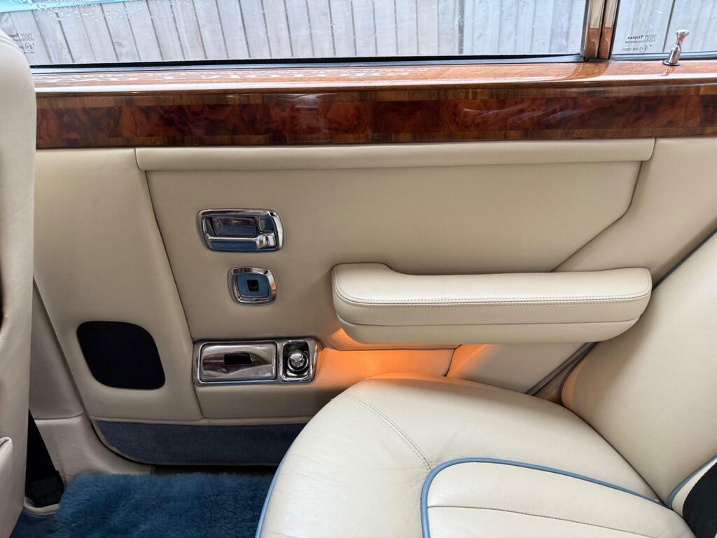 Rolls-Royce Silver Spirit Saloon Red #19