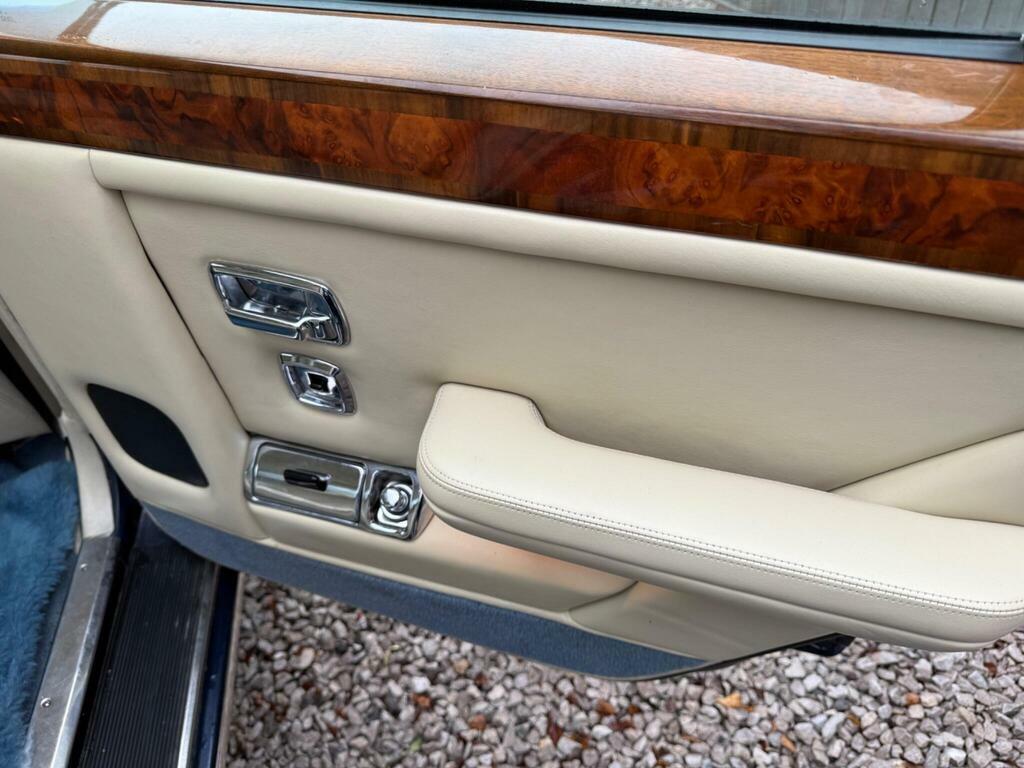 Rolls-Royce Silver Spirit Saloon Red #28