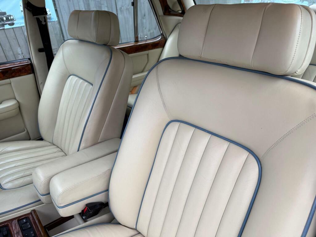 Rolls-Royce Silver Spirit Saloon Red #15