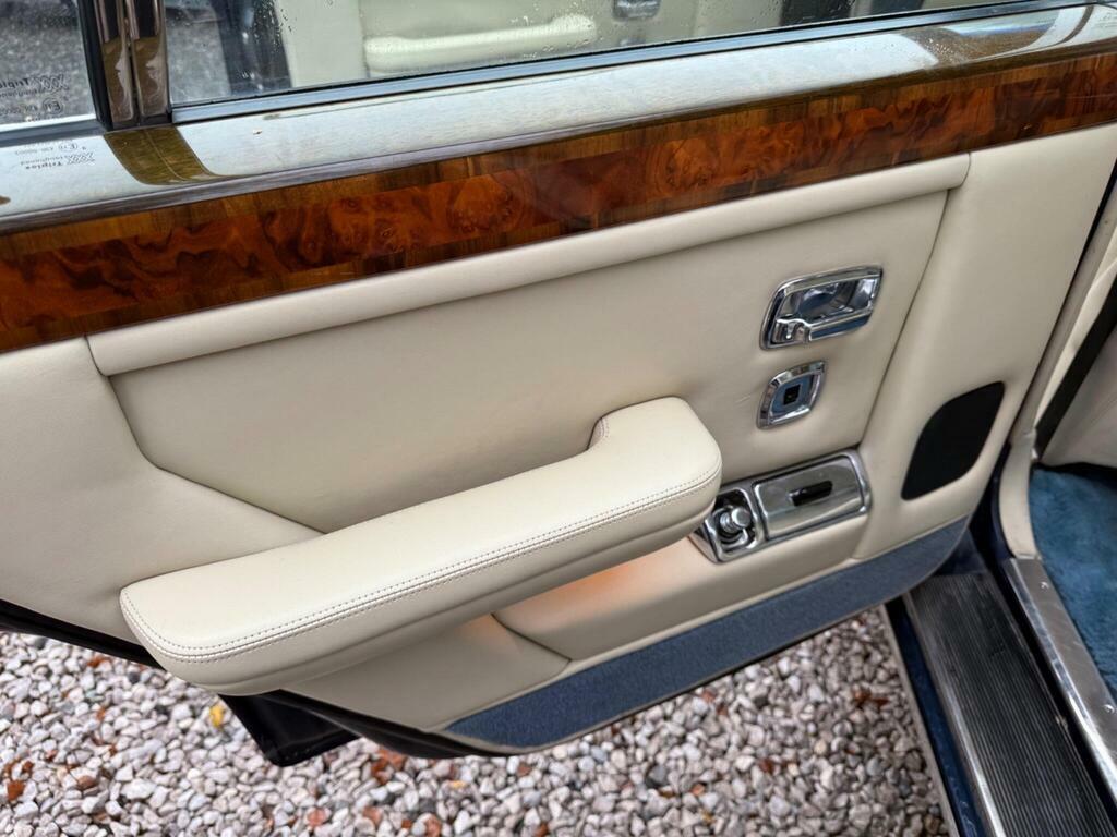 Rolls-Royce Silver Spirit Saloon Red #22
