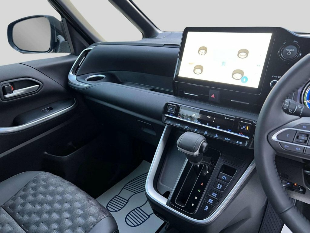 Toyota Noah 1.8 Hybrid  #27