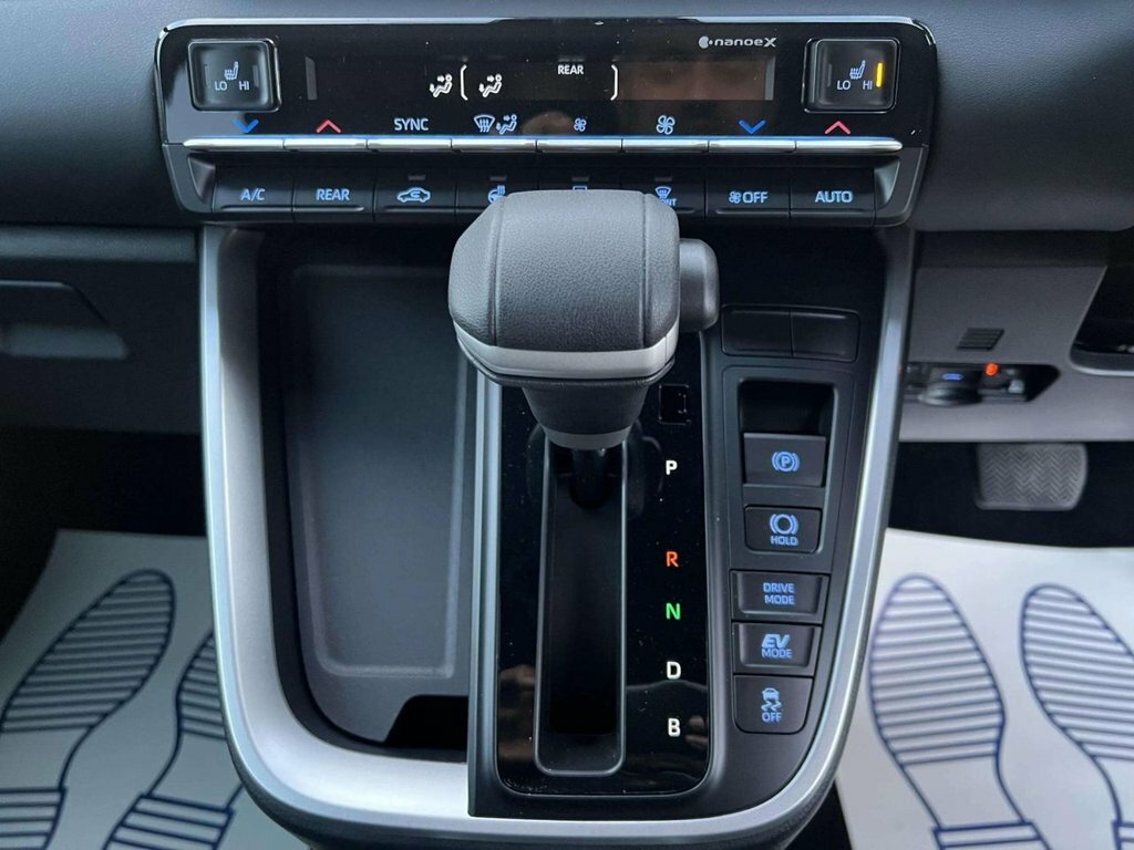 Toyota Noah 1.8 Hybrid  #28