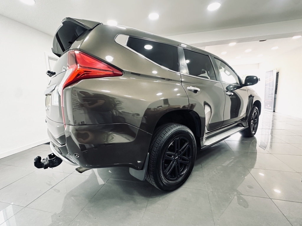 Mitsubishi Shogun Di-d 4 Black #4