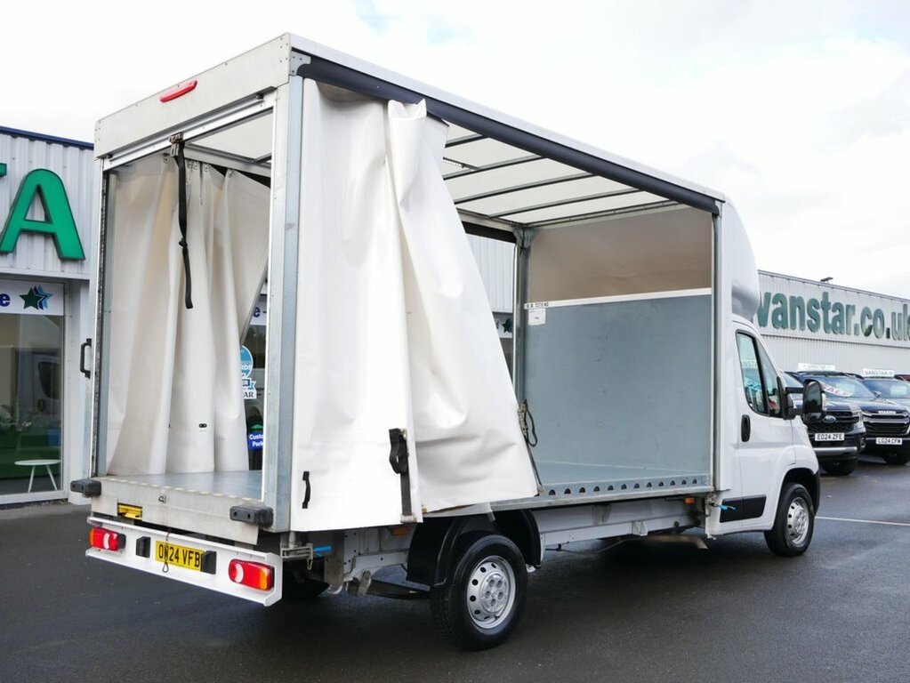 Peugeot Boxer 2.2L Bluehdi 440 Professional Premium Window Van OW24VFB White #2