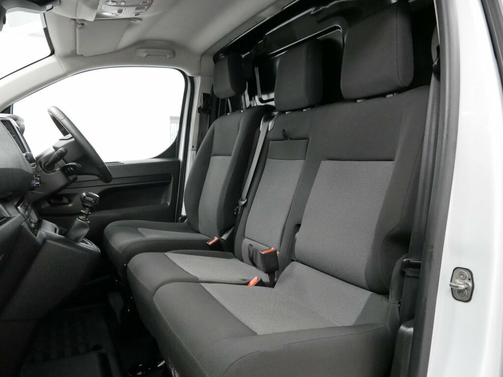 Vauxhall Vivaro 1.5L Turbo D 2700 Pro Panel Van 6Dr SC23CYX White #4