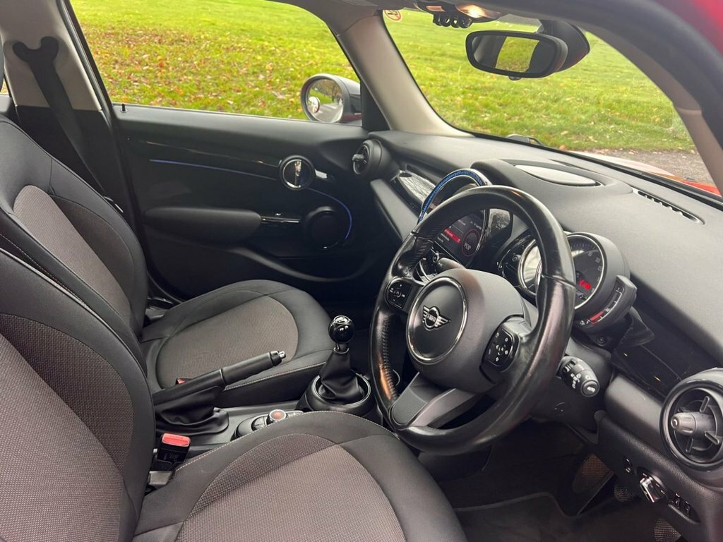 Mini Hatch 1.5L Cooper Classic Red