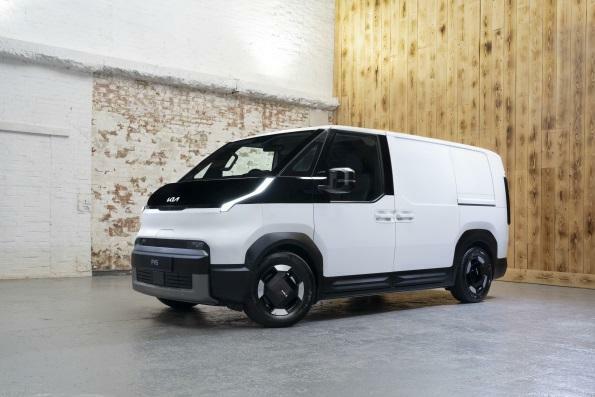 Kia PV5 Essential White #2