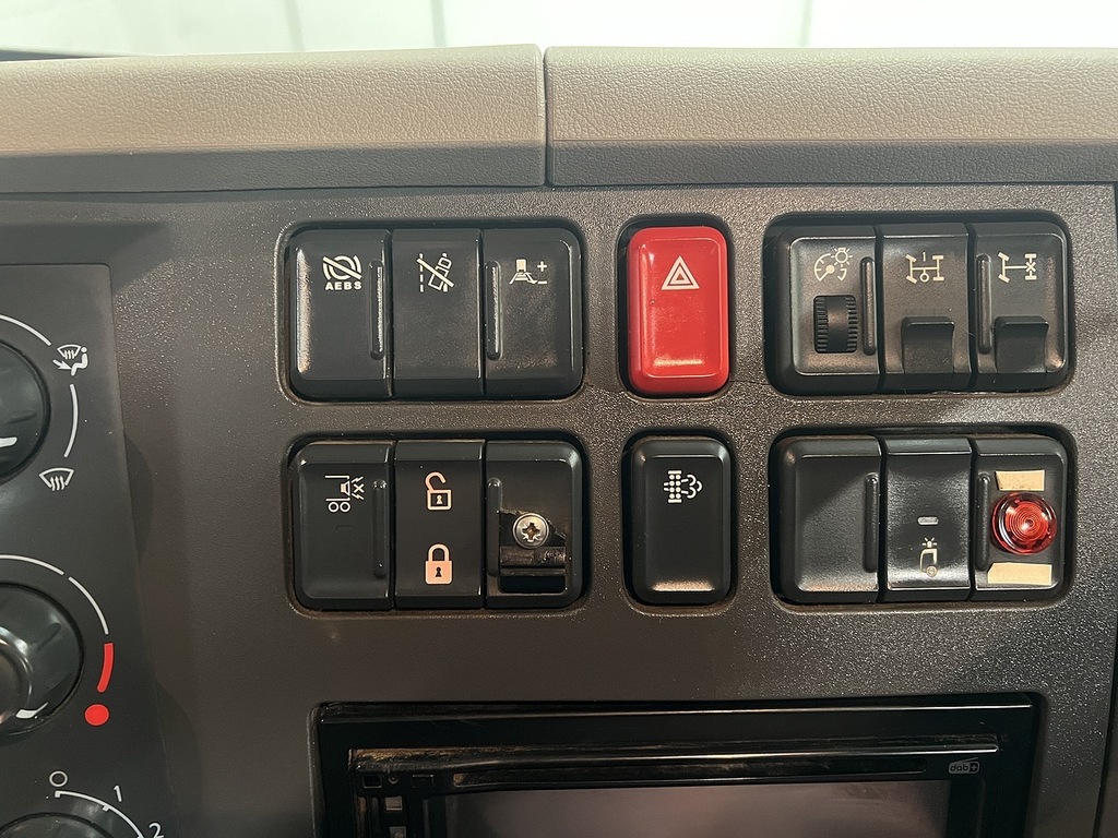 DAF All Models 12 Ton Dropside Hmf810 Crane 0.0 Crane Mounted White #48