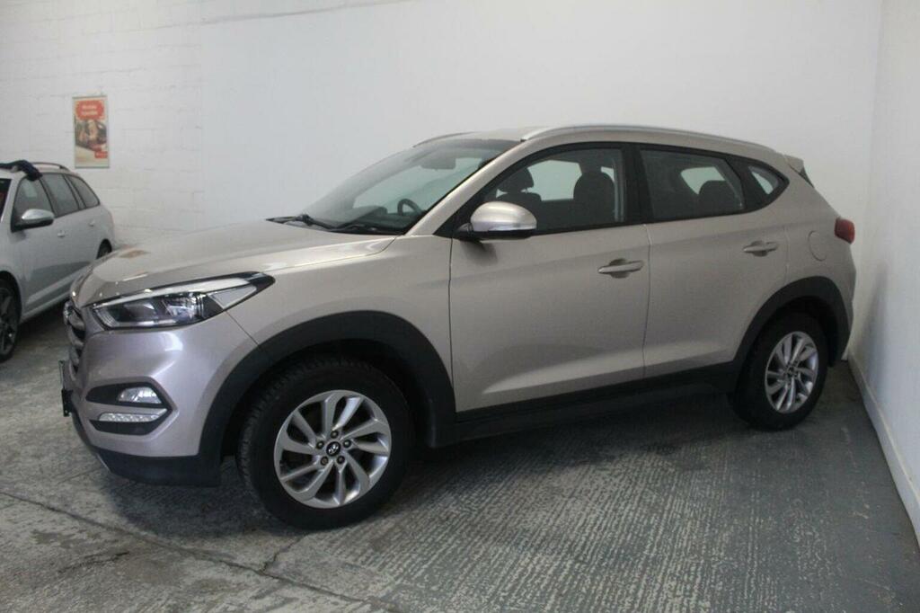 Hyundai Tucson Suv 1.7 Crdi Blue Drive Se Euro 6 Ss 2016 SG66BHU White #4