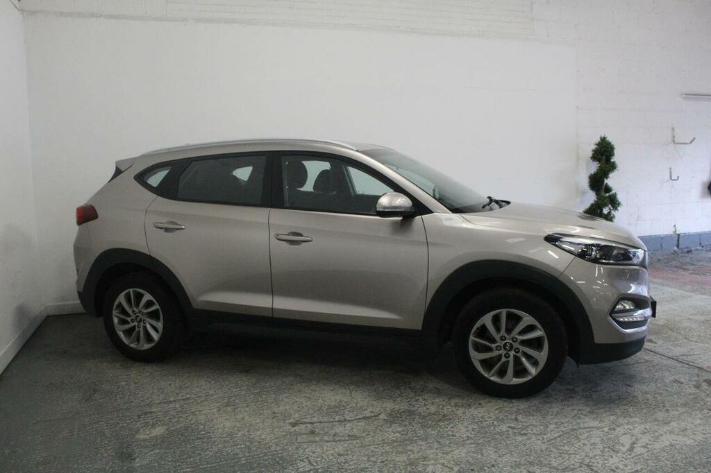 Hyundai Tucson Suv 1.7 Crdi Blue Drive Se Euro 6 Ss 2016 SG66BHU White #3
