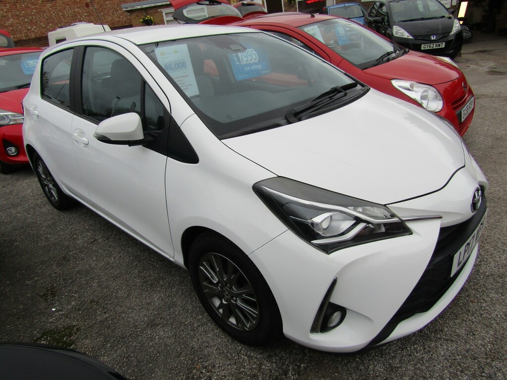 Toyota Yaris 1.0 Vvt-i Icon Tech 2 Former Keepers Only 46 000 M White